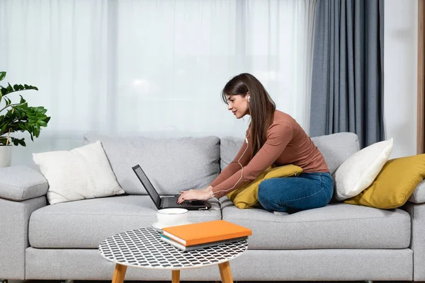 Genç hasta üniversiteli kadın evde oturup bilgisayarındaki video konferans görüşmesi için çevrimiçi derse hazırlanıyor. Çevrimiçi internet iş eğitimi, sağlık konsepti.