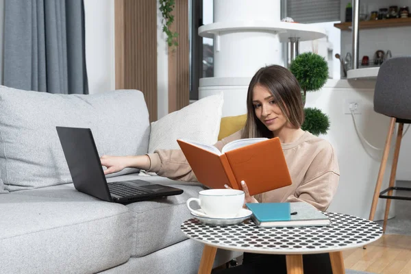 Genç hasta üniversiteli kadın evde oturup bilgisayarındaki video konferans görüşmesi için çevrimiçi derse hazırlanıyor. Çevrimiçi internet iş eğitimi, sağlık konsepti.