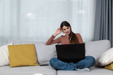 Genç tembel iş kadını işe gitmek zorunda kalmasın diye arayıp hasta olduğu yalanını söyledi. Evde kalıp boş gününün tadını çıkarmak istedi. Kadın hasta numarası yapar, bu yüzden çalışmaz..