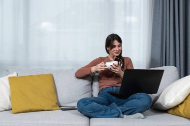 Genç tembel iş kadını işe gitmek zorunda kalmasın diye arayıp hasta olduğu yalanını söyledi. Evde kalıp boş gününün tadını çıkarmak istedi. Kadın hasta numarası yapar, bu yüzden çalışmaz..