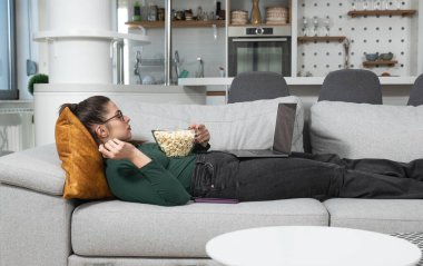 Genç tembel iş kadını işe gitmek zorunda kalmasın diye arayıp hasta olduğu yalanını söyledi. Evde kalıp boş gününün tadını çıkarmak istedi. Kadın hasta numarası yapar, bu yüzden çalışmaz..