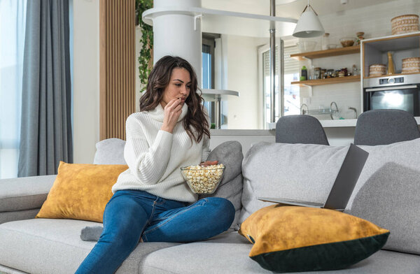 Молодая ленивая деловая женщина призвана на работу и лжет, что она больна, чтобы ей не пришлось идти на работу, хочет остаться дома и наслаждаться свободным днем. Женщина симулирует болезнь, чтобы не работать..