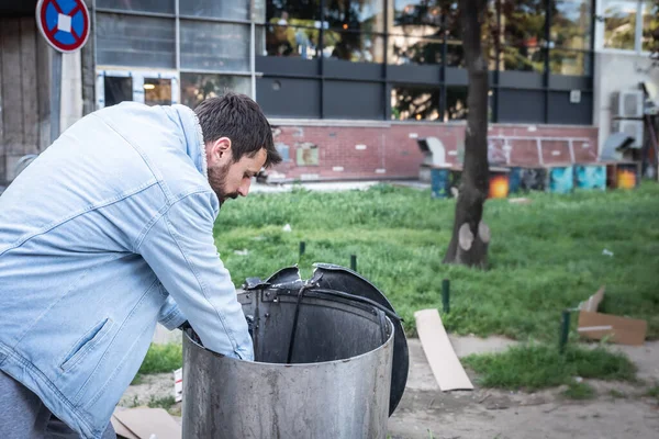 Νεαρός Πεινασμένος Απελπισμένος Άρρωστος Άστεγος Νιώθει Εγκαταλελειμμένος Και Λυπημένος Κάθεται — Φωτογραφία Αρχείου