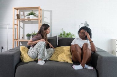 Genç Afrikalı Amerikalı kadın kötü deneyimini anlatıyor ve sokakta bir soygun kurbanı olduktan sonra ağlıyor. Değişim öğrencisi evde oturup ırkçılık deneyiminden bahsediyor.