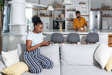 İş başvurusunda bulunduktan sonra akıllı telefonundan iyi haberler alan genç ve mutlu bir kadın iş görüşmesi için onu aradı. Erkek arkadaşı mutfakta yemek pişirirken yüz yüze görüştü..