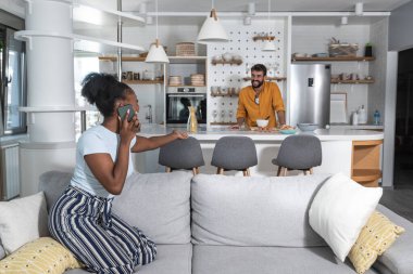 İş başvurusunda bulunduktan sonra akıllı telefonundan iyi haberler alan genç ve mutlu bir kadın iş görüşmesi için onu aradı. Erkek arkadaşı mutfakta yemek pişirirken yüz yüze görüştü..