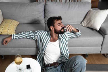 Genç kaygısız bir adam evinde yerde oturmuş sigara yakıyor ve şarap içiyor. Artık mutsuz ve bunalımlı olmamaya karar verdi. Çünkü hayat sadece bir ve yaşamak istiyor.