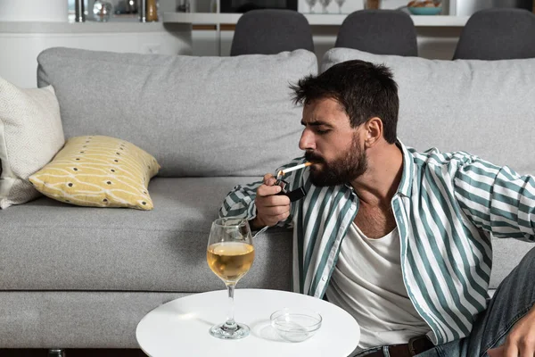 Genç kaygısız bir adam evinde yerde oturmuş sigara yakıyor ve şarap içiyor. Artık mutsuz ve bunalımlı olmamaya karar verdi. Çünkü hayat sadece bir ve yaşamak istiyor.