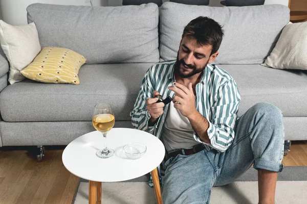 Genç kaygısız bir adam evinde yerde oturmuş sigara yakıyor ve şarap içiyor. Artık mutsuz ve bunalımlı olmamaya karar verdi. Çünkü hayat sadece bir ve yaşamak istiyor.