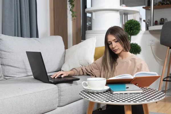 Genç kadın serbest yazılım ve web geliştirici programcı evden dizüstü bilgisayarla çalışıyor. İnternet ve rezervasyon ödeyen müşteriler için yeni bilgisayar ve cep telefonu uygulaması geliştiren kadın işadamı