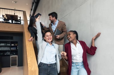 Bir grup başarılı genç iş arkadaşı işlerini bitirip evlerine ya da öğle yemeğine gittiler. Ofis çalışanları iş görüşmesinde başarı üzerine tezahürat yaparak iyi bir anlaşma yaptılar..