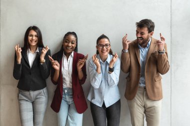 Bir grup etnik çeşitliliğe sahip genç serbest meslek sahibi insan umutla dua ediyor, en iyisini istiyor. İnsan başarısı yüz ifadeleri, duygular, tutum tepkisi