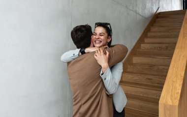 Genç iş adamları ofis binasının merdivenlerinde buluştular. Kadın, erkek meslektaşını iş tanıtımından dolayı tebrik ediyor. Başarılı mutlu işçiler konuşuyorlar. Terfi edildiğinde uzun süre uysal kalamıyorlar..