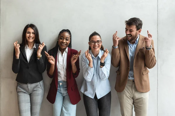 Bir grup etnik çeşitliliğe sahip genç serbest meslek sahibi insan umutla dua ediyor, en iyisini istiyor. İnsan başarısı yüz ifadeleri, duygular, tutum tepkisi