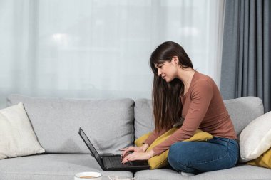 Genç tembel iş kadını işe gitmek zorunda kalmasın diye arayıp hasta olduğu yalanını söyledi. Evde kalıp boş gününün tadını çıkarmak istedi. Kadın hasta numarası yapar, bu yüzden çalışmaz..