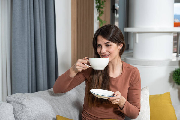 Молодая ленивая деловая женщина призвана на работу и лжет, что она больна, чтобы ей не пришлось идти на работу, хочет остаться дома и наслаждаться свободным днем. Женщина симулирует болезнь, чтобы не работать..