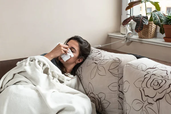 Giovane Donna Malata Stressata Sdraiata Casa Coperta Coperta Che Soffia — Foto Stock