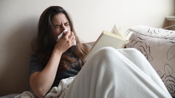 Jeune Femme Malade Couchée Lit Lisant Livre Tousser Éternuer Rhume — Video