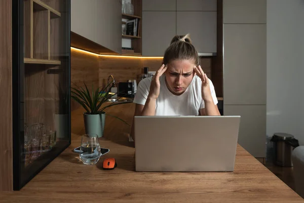 Giovane Studentessa Stressata Donna Affari Freelancer Che Attacco Ansia Emicrania — Foto Stock