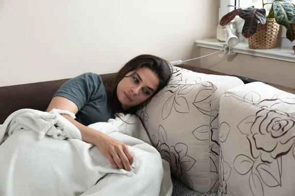 Mujer Joven Enferma Estresada Acostada Casa Cubierta Con Una Manta — Foto de Stock