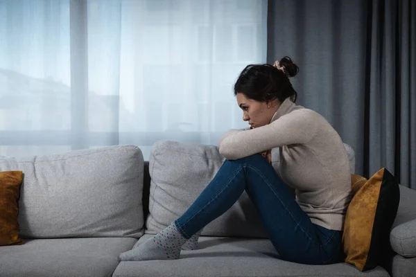 Giovane Donna Triste Con Cuore Spezzato Seduto Solo Casa Che — Foto Stock