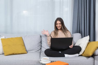 İnternetteki terapi seanslarından sonra psikoterapist doktoruyla görüntülü konuşma yapan genç bir kadın teletıp konuşmalarından sonra iyi ve zihinsel olarak sağlıklı olduğuna seviniyor..