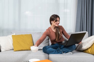 İnternetteki terapi seanslarından sonra psikoterapist doktoruyla görüntülü konuşma yapan genç bir kadın teletıp konuşmalarından sonra iyi ve zihinsel olarak sağlıklı olduğuna seviniyor..