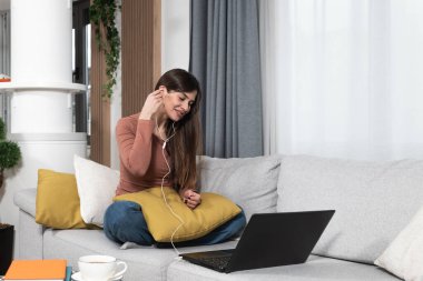 İnternetteki terapi seanslarından sonra psikoterapist doktoruyla görüntülü konuşma yapan genç bir kadın teletıp konuşmalarından sonra iyi ve zihinsel olarak sağlıklı olduğuna seviniyor..