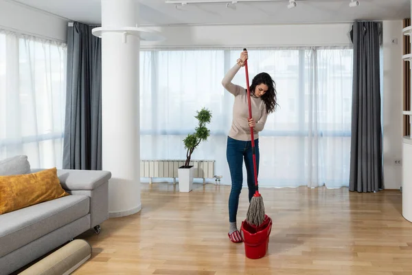 Young Landlady Making Big Cleaning Apartment She Renting Out Clean — Stock Photo, Image