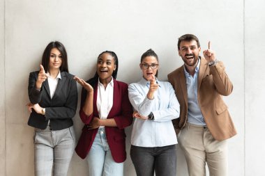 Bir grup başarılı iş adamı ofis binasında duruyor. Proje çözümleri hakkında düşünen serbest çalışan uzmanlar ve meslektaşlar. 