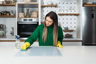 Genç ev sahibi kadın kiraya verdiği daire için büyük bir temizlik yapıyor. Kiraladığı yeni kiracılar için temiz olmak için. Genç bir kız ya da kadın evini ovuyor..