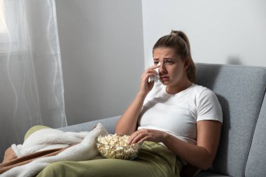 Genç tembel iş kadını işe gitmek zorunda kalmasın diye arayıp hasta olduğu yalanını söyledi. Evde kalıp boş gününün tadını çıkarmak istedi. Kadın hasta numarası yapar, bu yüzden çalışmaz..