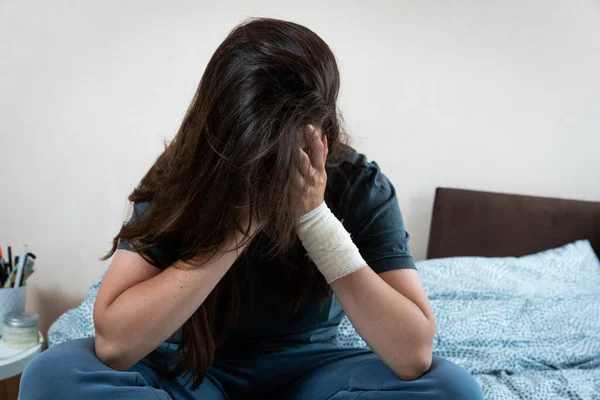 Elinde bandajla yaralı genç bir kadın yüzünü gizliyor. Depresyondaki kadın depresyon ve anksiyete yüzünden korkmuş ve stresli. Şiddet mağdurları için barınak. Zihinsel hastalık intihar