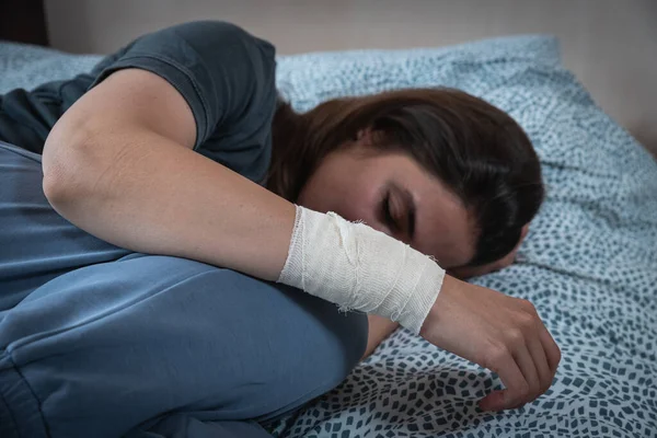 Young Unhappy Injured Woman Bandage Her Hand Hides Her Face — Stock Photo, Image