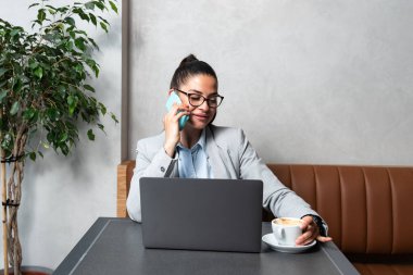 Yetenekli kadın programcı, dizüstü bilgisayarla serbest çalışırken göz koruması için gözlük takıyor. Netbook 'ta ders izleyen zeki bir öğrenci ve kafeteryada öğrenim görüyor.