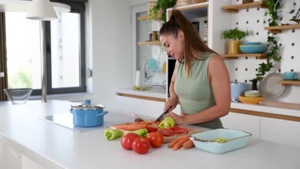 Young Sporty Woman Cutting Cooking Fresh Natural Vegetables Kitchen Cooking — 图库视频影像