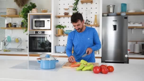 Young Sporty Man Cutting Cooking Fresh Natural Vegetables Kitchen Cooking — 图库视频影像