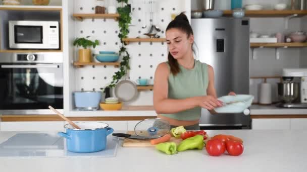 Young Sporty Woman Cutting Cooking Fresh Natural Vegetables Kitchen Cooking — 图库视频影像