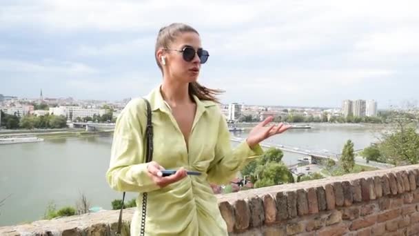 Donna Bruna Alla Moda Che Tiene Uno Smartphone Parlando Telefono — Video Stock