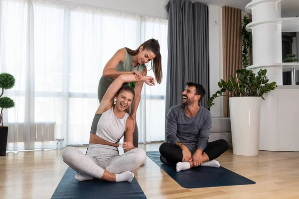 Young Woman Fitness Yoga Instructor Helping Couple Home Workout Exercises — Foto de Stock