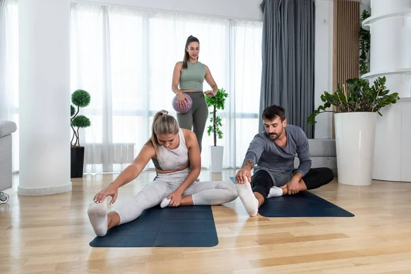 Young Woman Fitness Yoga Instructor Helping Couple Home Workout Exercises — Foto de Stock