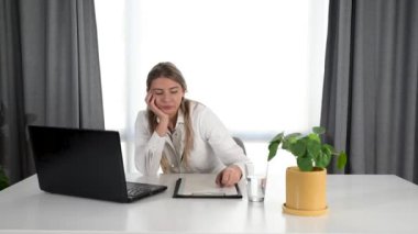 Depresyonda olan genç bir kadın doktor hastanedeki ofis odasında oturuyor ve stresli bir işe ara veriyor. Psişik baskı altında, klinikteki sıkı çalışmadan sonra tek başına dinlenen bir kadın doktor..