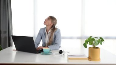 Genç bir kadın evini restore ederken binadaki gürültüyü duymamaya çalışıyor ve gürültüden dolayı laptopta çalışamıyor ya da okul sınavına çalışamıyor.