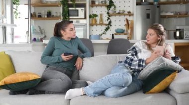 Genç lezbiyen çiftin, sosyal medya ağları aracılığıyla akıllı telefonlarda sohbet ve flörtten kaynaklanan kıskançlık, ilişki sorunları ve güvensizlik nedeniyle bir sorunu var.