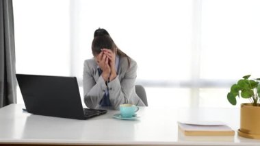 Sinir bozucu rahatsız kadın tarafından bilgisayar problem, karışık rahatsız işkadını laptop gürültüyle çarpmak, kötü haber video web, online veya iğrenç hakkında kızgın hissediyor öğrenci kırık pc seyir vurguladı