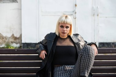 Genç, güzel, güçlü, bağımsız, asi, sarışın bir kadın. Punk müzik ve tarz hayranı pozu. Kendine güvenen Punk-Rock gençlik kültürü konsepti.