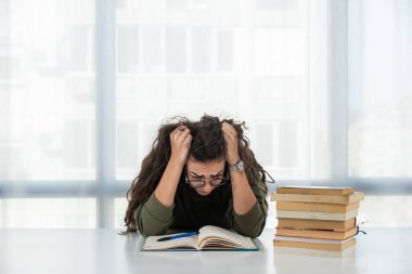 Genç, hayal kırıklığına uğramış liseli kız elinde kitap yığınıyla oturmuş okuması gerektiği için üzgün hissediyor. Üniversitede birinci sınıf öğrencisi olan bir kız ne kadar çok çalışması gerektiği için depresyona girer. Eğitim kavramı