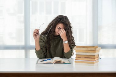 Genç, hayal kırıklığına uğramış liseli kız elinde kitap yığınıyla oturmuş okuması gerektiği için üzgün hissediyor. Üniversitede birinci sınıf öğrencisi olan bir kız ne kadar çok çalışması gerektiği için depresyona girer. Eğitim kavramı