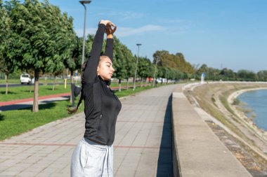 Genç okul ya da üniversite öğrencisi açık havada egzersiz yapan genç kızların sabah rutinine uyuyor. Çalışmadan önce sağlıklı yaşam için spor yapan bir kadın sporcuydu..