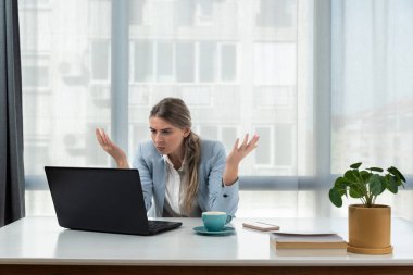 Sinir bozucu rahatsız kadın tarafından bilgisayar problem, karışık rahatsız işkadını laptop gürültüyle çarpmak, kötü haber video web, online veya iğrenç hakkında kızgın hissediyor öğrenci kırık pc seyir vurguladı